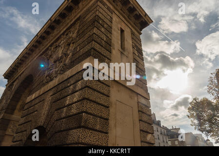 La Porte Saint Martin a Parigi a fine ottobre Foto Stock