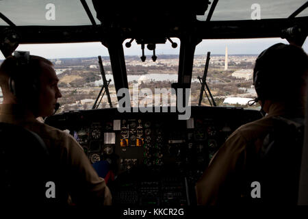 Il bacino di marea e il Monumento a Washington sono visibili dalla cabina di pilotaggio di un marine durante il presidente Barack Obama il volo da base comune andrews, md., alla Casa Bianca di Washington, d.c., dec. 20, 2011. Foto Stock