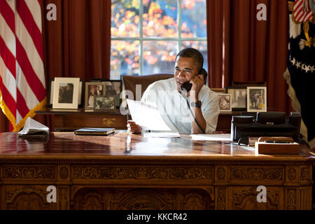 Nov. 24, 2011 "Ho ancora un sacco di presidential telefonate dall'ufficio ovale. ma raramente è la luce come questa, retroilluminato e riflettere indietro da un briefing paper. Il giorno del ringraziamento, il presidente del consiglio ha fatto le chiamate telefoniche a 10 militari degli Stati uniti i membri del servizio -- due ciascuno da parte dell esercito, Air Force, Coast Guard, Marine Corps e la marina -- per ringraziarli per il loro servizio in iraq e Afghanistan e auguriamo loro un felice ringraziamento." Foto Stock