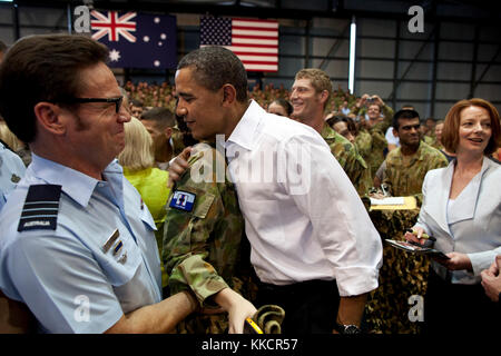 Il presidente Barack Obama e il primo ministro australiano julia gillard salutare i membri della Royal Australian Air force dopo l'erogazione di commento su Stati Uniti e australian alliance, a Darwin, in Australia, nov.17, 2011. Foto Stock