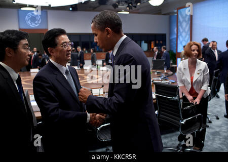 Il presidente Barack Obama i colloqui con il presidente Hu Jintao della Cina al termine di un incontro durante il vertice Apec a Honolulu, Hawaii, domenica, nov. 13, 2011. Foto Stock