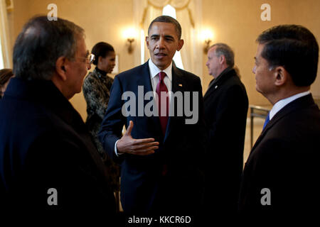 Il presidente Barack Obama parla con il segretario della difesa Leon Panetta, sinistra e Veterans Affairs segretario eric shinseki, a destra prima di erogare un commento sulla giornata dei veterani al Cimitero Nazionale di Arlington, anfiteatro memoriale in Arlington, VA., nov. 11, 2011. Foto Stock