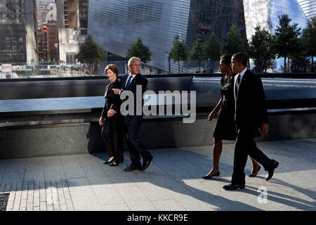 Il presidente Barack Obama e la prima signora Michelle Obama, insieme all'ex presidente George W. Bush e all'ex prima signora Laura Bush, camminano lungo il North Memorial Pool del National September 11 Memorial a New York, N.Y., nel decimo anniversario degli attacchi del 9/11 contro gli Stati Uniti, Domenica, 11 settembre 2011. Foto Stock