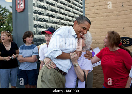 Il presidente Barack Obama saluta le persone al di fuori del vecchio mercato deli in cannon falls, dcim. aug. 15, 2011. Il presidente si è fermato a pranzare con cinque post 11 settembre reduci dal Minnesota durante una tre-giorni di bus tour nel midwest. Foto Stock