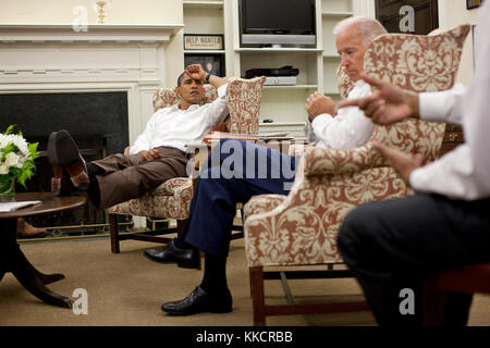 Il presidente Barack Obama e il vice presidente Joe Biden sono informati da rob nabors, assistente del presidente per gli affari legislativi, durante un incontro a capo del personale di Bill daley west wing ufficio presso la Casa Bianca per discutere gli sforzi in corso volti a trovare un approccio equilibrato al limite del debito e la riduzione del disavanzo, sabato 30 luglio, 2011. Foto Stock