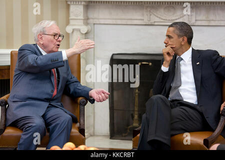 Il presidente Barack Obama incontra con Warren Buffett, presidente del Berkshire Hathaway, all ufficio Ovale, luglio 18, 2011. Foto Stock