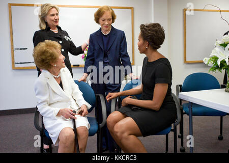 Luglio 12, 2011 'chuck kennedy ha coperto il funerale di ex first lady betty ford a st. Margaret's chiesa episcopale in Palm Desert, calif. presenti ci sono tre ex primo signore come pure la corrente la first lady, tutti qui mostrato backstage, da sinistra: Nancy Reagan, Hillary Rodham Clinton, Rosalynn Carter e Michelle Obama". Foto Stock