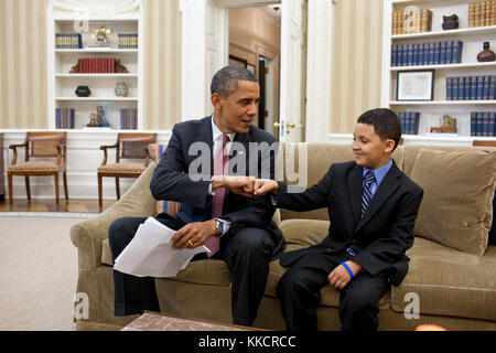 Il presidente Barack Obama pugno-urti rendono-a-desiderio bambino diego diaz dopo la lettura di una lettera che scrisse, durante la sua visita all ufficio Ovale, 23 giugno 2011. Foto Stock