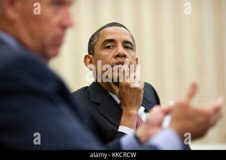 Il presidente Barack Obama ascolta come vice presidente Joe Biden rende un punto durante una riunione con i leader democratici nell'ufficio ovale, 23 giugno 2011. Foto Stock