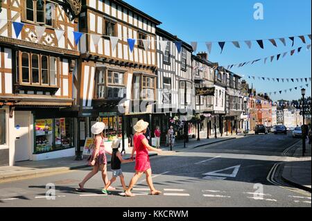 Città medievale, case e negozi di Ludlow, Shropshire, Inghilterra. Visualizza in basso Broad Street dal burro croce su High Street Foto Stock