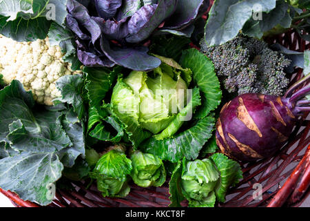 Varie di Cavolo broccoli Cavolfiori. assortita di cavoli cappucci in basket Foto Stock