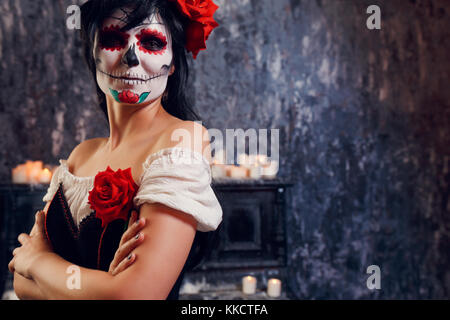 Immagine di halloween di sorridente ragazza zombie con il trucco Foto Stock