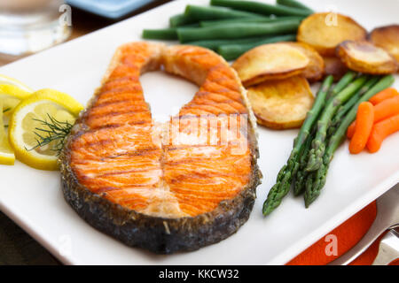 Delizioso piatto di salmone e verdure. Foto Stock