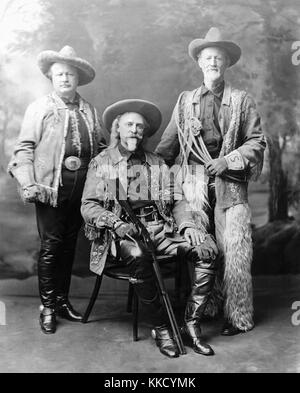 Didascalia originale: Pawnee Bill, "Buffalo Bill Cody e sconosciuto. La fotografia non datata da Mathew Brady. Buffalo Bill e Pawnee Bill Foto Stock