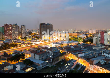 Una lunga esposizione shot mostra Luci auto sentieri sul Viaduto do Glicerio (Glicerio viadotto) o Viaduto Leste-Oeste (est-ovest del viadotto), Sao Paulo, Brasile Foto Stock