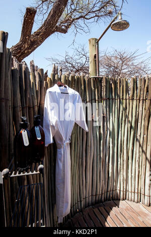 Doccia esterna - Onguma Tented Camp, onguma Game Reserve, Namibia, Africa Foto Stock