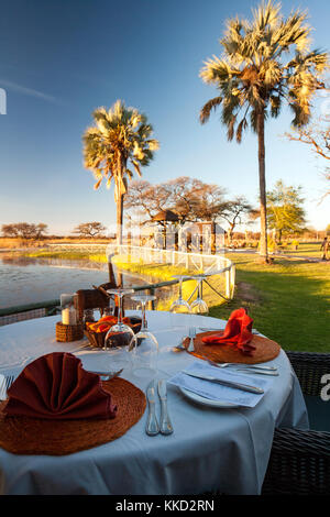 Sala da pranzo esterna a onguma bush camp, onguma Game Reserve, Namibia, Africa Foto Stock