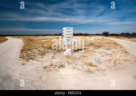 Segnaletica direzionale per alberghi a onguma Game Reserve, Namibia, Africa Foto Stock