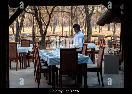 Sala da pranzo esterna a etosha aoba lodge, onguma Game Reserve, Namibia, Africa Foto Stock