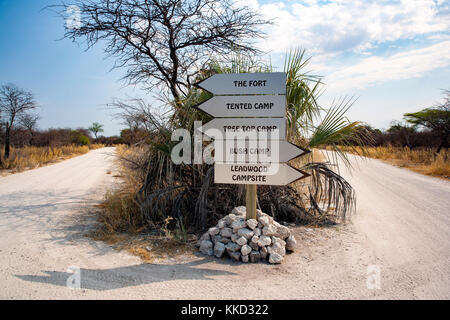 Segnaletica direzionale per alberghi a onguma Game Reserve, Namibia, Africa Foto Stock