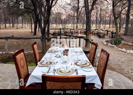 Sala da pranzo esterna a etosha aoba lodge, onguma Game Reserve, Namibia, Africa Foto Stock