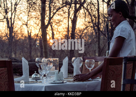 Sala da pranzo esterna a etosha aoba lodge, onguma Game Reserve, Namibia, Africa Foto Stock