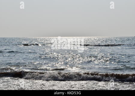 Tramonto sulla spiaggia di Anjuna, Goa, India. Foto Stock