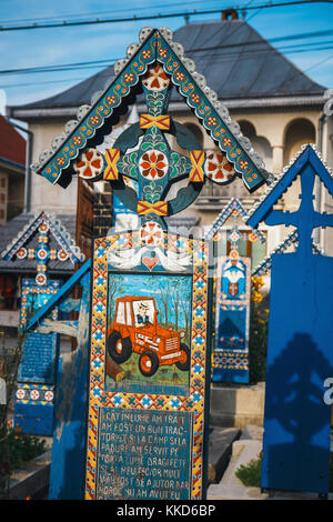 Sapanta,Romania - 04 luglio, 2015- dipinto di croci di legno nel famoso cimitero allegro in maramures, quelle cimitero è unico in Romania e in giornate mondiali Foto Stock