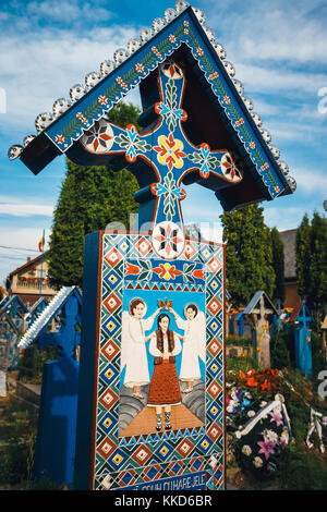 Sapanta,Romania - 04 luglio, 2015- dipinto di croci di legno nel famoso cimitero allegro in maramures, quelle cimitero è unico in Romania e in giornate mondiali Foto Stock