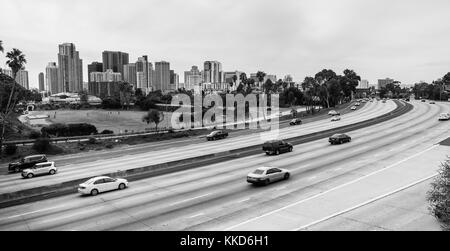 In bianco e nero il rendering di san diego e autos lo spostamento su strada Foto Stock