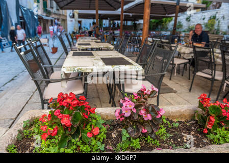 L uomo non identificato di bere birra presso il cafe in Sibenik,una popolare destinazione turistica per architettura storica,strette strade di pietra in Croazia.maggio 26,2017 Foto Stock