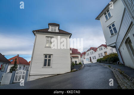 Vecchio tradizionali case di legno sul fianco di una collina nella parte vecchia della città di Bergen, Norvegia Foto Stock