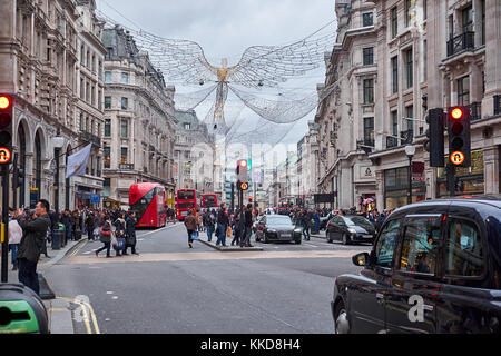 CITTÀ DI LONDRA - 23 DICEMBRE 2016: C'è molto traffico a piedi e con auto e autobus in Regent Street decorata a Natale Foto Stock