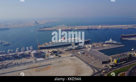 Un'enorme nave da crociera è sull'acqua. Veduta aerea del porto marittimo di Dubai Emirati Arabi Uniti. Vista dall'alto della costruzione di un porto acquatico a Dubai. Foto Stock