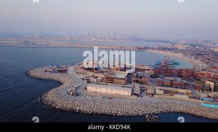 Veduta aerea del porto marittimo di Dubai Emirati Arabi Uniti. Vista dall'alto della costruzione di un porto acquatico a Dubai. Foto Stock