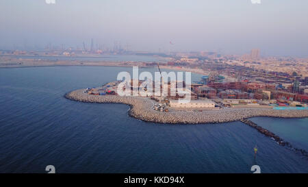 Veduta aerea del porto marittimo di Dubai Emirati Arabi Uniti. Vista dall'alto della costruzione di un porto acquatico a Dubai. Foto Stock