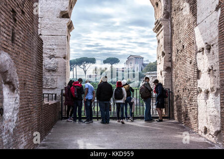 Roma, Italia, 21 Novembre 2017: vista su uno dei sette colli di Roma - Il colle Palatino (a destra), dal Colosseo Arco Foto Stock