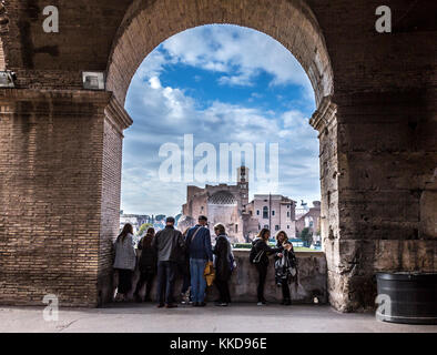 Roma, Italia, 21 Novembre 2017: vista su uno dei sette colli di Roma - Il colle Palatino (a destra), dal Colosseo Arco Foto Stock