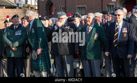 Veterani britannici stand prima sfilata di commemorazione cinquantesimo anniversario del ritiro delle truppe di Aden - da York Minster North Yorkshire, Inghilterra, Regno Unito. Foto Stock