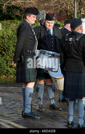 I membri di pipe band con tamburi, chat prima sfilata dalla cattedrale di York Minster sul cinquantesimo anniversario della British ritiro da Aden - Yorkshire, Inghilterra, GB, UK. Foto Stock