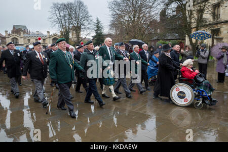 Veterani britannici parade di pioggia al di fuori di York Minster commemorazione cinquantesimo anniversario del ritiro britannico da Aden - North Yorkshire, Inghilterra, Regno Unito. Foto Stock