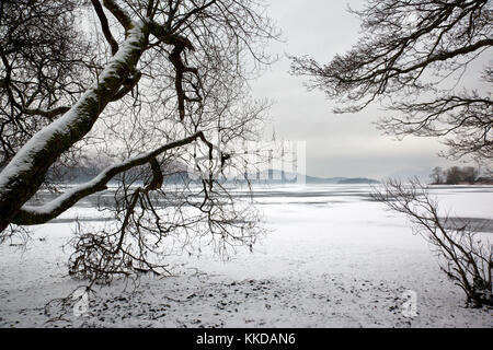 Inverno il ghiaccio sulla Derwent Water Near Keswick nel distretto del Lago nel Nord Ovest Inghilterra Foto Stock