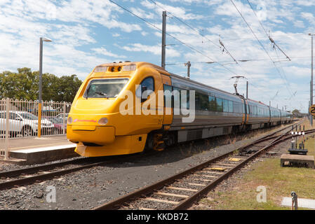 Queensland viaggi ferroviari inclinare il treno 'Città di Maryborough' arrivando a Bundaberg Queensland Australia Foto Stock