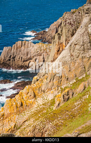 Gli alpinisti in cerca di piccole e insignificanti su Devil's scorrere su Lundy Island, Devon, Inghilterra Regno Unito nel mese di agosto - piano naturale nel granito Foto Stock