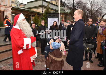 Il Duca di Cambridge incontra un uomo vestito da Babbo Natale nella sua visita al parco Esplanade mercatino di Natale di Helsinki, nel secondo giorno della sua visita di Finlandia. Foto Stock