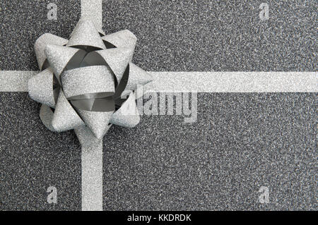 Confezione regalo nera con nastro argentato Foto Stock