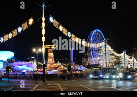 Glasgow, George Square e le luci di Natale e le attrazioni della fiera Foto Stock