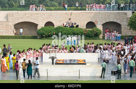 Scuola ragazze in uniformi visita Raj Ghat, sito della cremazione di mahatma gandi, New Delhi, India. Foto Stock