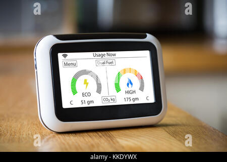Energia nazionale Smart Meter su un piano di lavoro di una Cucina visualizzazione elettrici e a gas le emissioni di carbonio in tempo reale Foto Stock