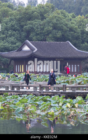 Persone in quyuan giardino sul lago ovest (patrimonio mondiale dell'unesco), Hangzhou, Zhejiang, Cina Foto Stock